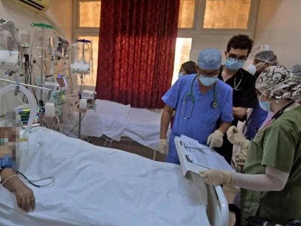 Sebuah anggota perubatan Tunisia merawat seorang pesakit Covid-19 di sebuah gimnasiun di Kairouan, Tunisia baru-baru ini. - Foto AFP