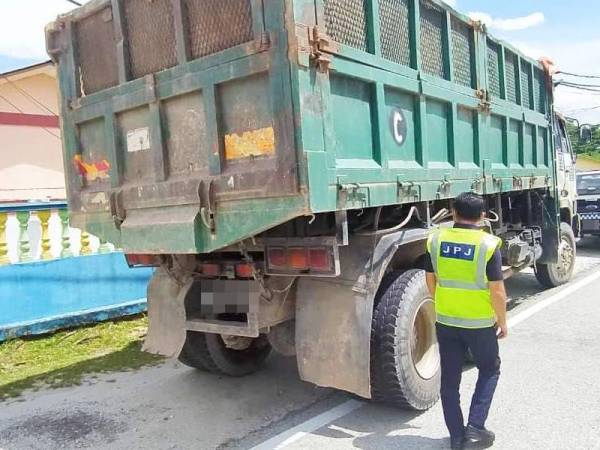 Ops Khas Kesalahan Teknikal bagi Kenderaan Perdagangan (Ubah Suai Struktur dan Kelengkapan Kenderaan Tanpa Kebenaran) diadakan di Pahang dalam tempoh 15 Jun hingga Isnin lalu. - Foto JPJ Pahang