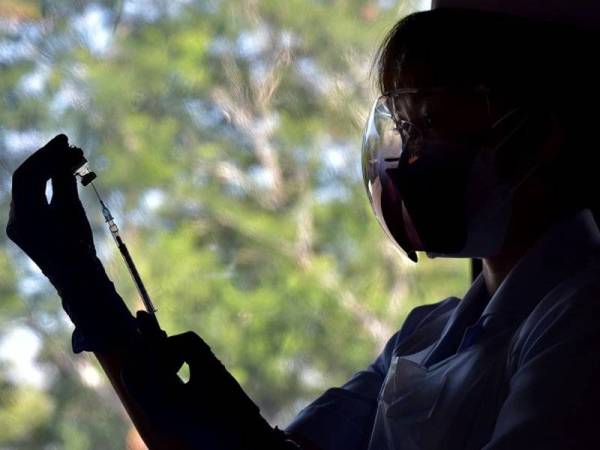 Vaksinator kesihatan menyediakan suntikan vaksin Covid-19 jenis Pfizer-BioNTech menggunakan picagari khas 'Low Dead Volume' (LDV) pada Program Imunisasi COVID-19 Kebangsaan (PICK) di Pusat Pemberian Vaksin secara pandu lalu di Universiti Malaysia Sabah Kampus Antarabangsa Labuan. - Foto Bernama