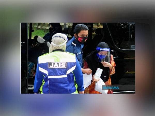 Wan Norhayati atau lebih dikenali Ibu Yati hadir ke Mahkamah Tinggi Syariah Shah Alam pada Rabu. - Foto Bernama