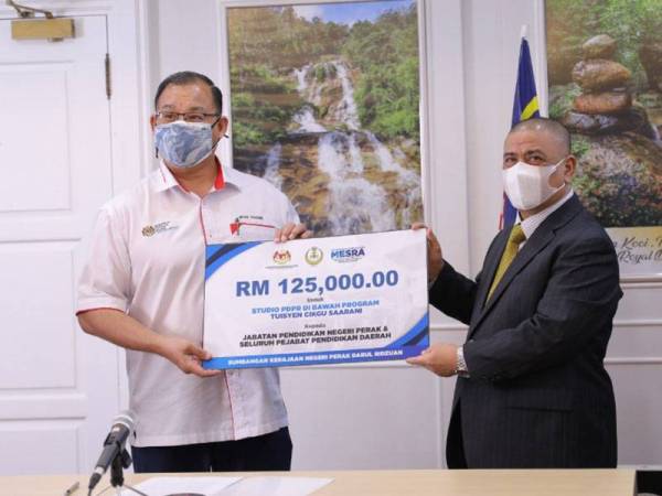 Saarani (kanan) menyempurnakan penyerahan cek RM125,000 kepada Pengarah Pendidikan Perak, Dr Mohd Suhaimi Mohamed Ali bagi tujuan penyediaan studio PdPR di semua PPD di Perak.