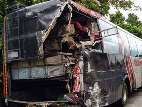Bas dua tingkat itu dilaporkan membawa lebih 130 penumpang ketika ia rosak sebelum nahas berlaku kira-kira 30 kilometer dari Lucknow. - Foto PTI