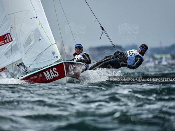 Aksi Nuraisyah dan Juni Karimah pada acara International 470 Wanita di Enoshima Yacht Harbour pada Rabu. - Foto Facebook Olympic Council of Malaysia/Mohd Khairol Rizal-CSNSPORSTALK