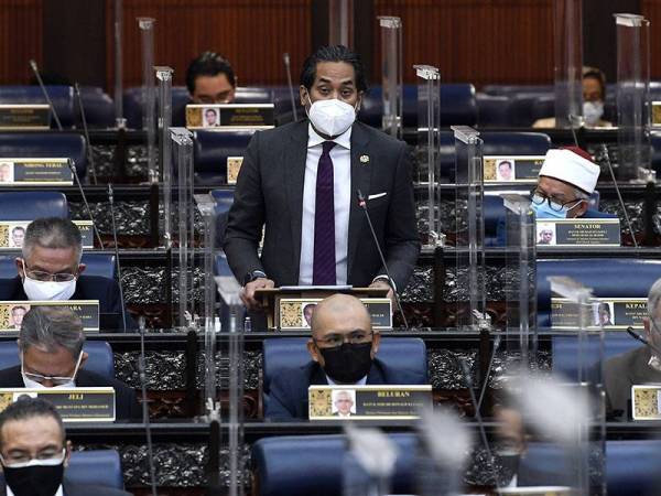 Khairy Jamaluddin membentangkan Program Imunisasi Covid-19 Kebangsaan pada hari ketiga Mesyuarat Khas Penggal Ketiga Parlimen Ke-14 di Parlimen pada Rabu. - Foto Bernama