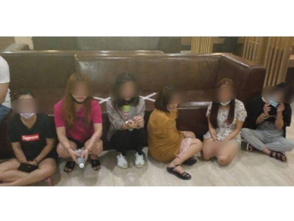 Enam wanita disyaki bekerja sebagai GRO ditahan dalam serbuan Imigresen di Ipoh. -Foto Ihsan Imigresen Perak.