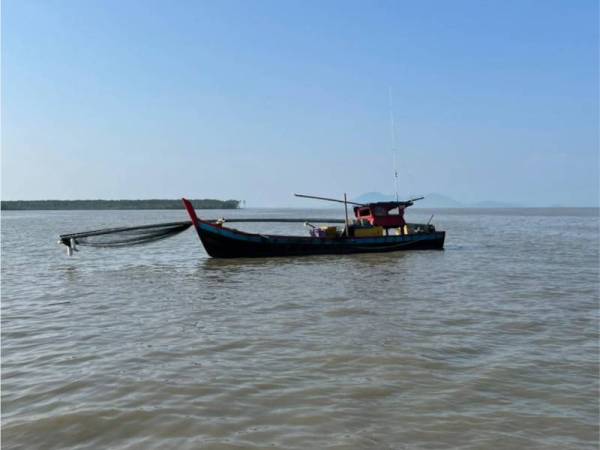 Maritim Malaysia Perak mengesan sebuah bot pukat rawa sorong didapati melakukan aktiviti perikanan di zon larangan di Pantai Remis pada Rabu. - Foto Ihsan Maritim Perak