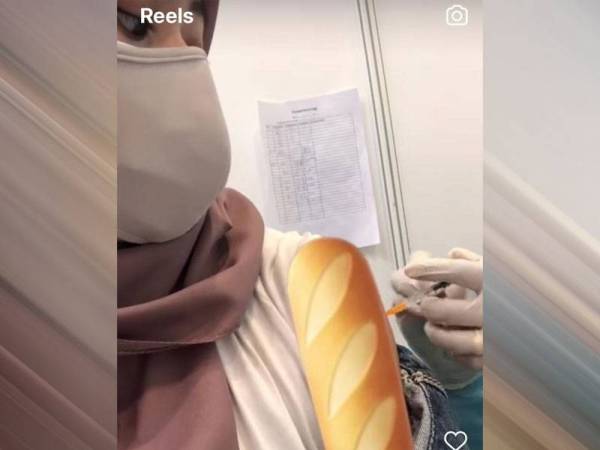 Tangkap layar video yang dikongsikan wanita tersebut di Instagram pada Rabu menunjukkan vaksinator tidak menekan picagari yang berisi dos vaksin Covid-19 semasa memberikan suntikan.