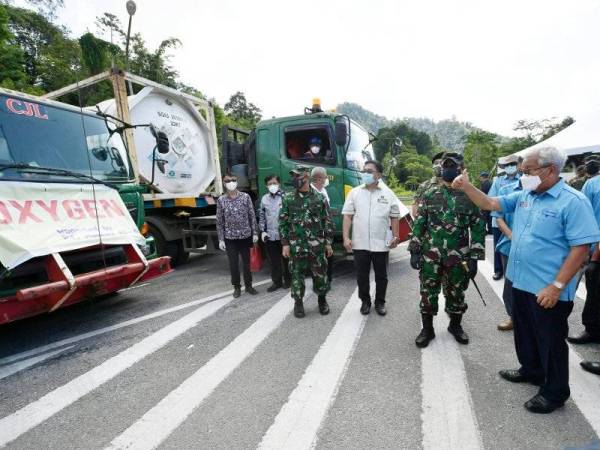 Masing melihat dari dekat tangki bekalan oksigen yang diserahkan kepada wakil kerajaan Indonesia. - Foto Bernama
