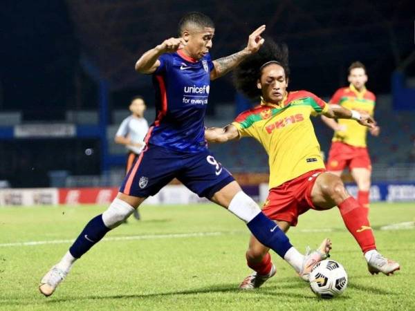 Antara aksi menarik perlawanan JDT menentang Selangor dalam saingan Liga Super di Stadium Majlis Bandaraya Petaling Jaya, malam ini. - Foto Johor Southern Tigers