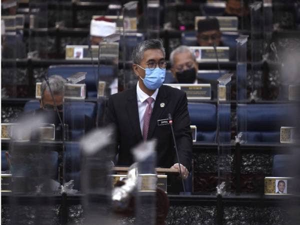 Tengku Zafrul Tengku pada Mesyuarat Khas Penggal Ketiga, Majlis Parlimen Keempat Belas di Parlimen, pada Khamis.