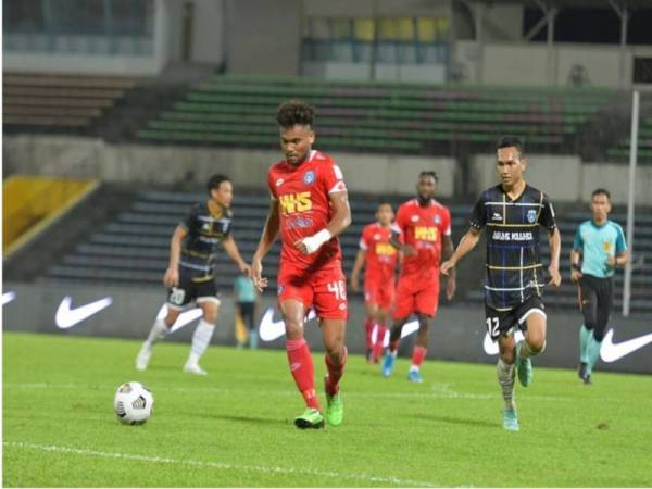 Antara aksi menarik pertemuan Sabah menentang Sri Pahang di Likas. - Foto Sabah FC