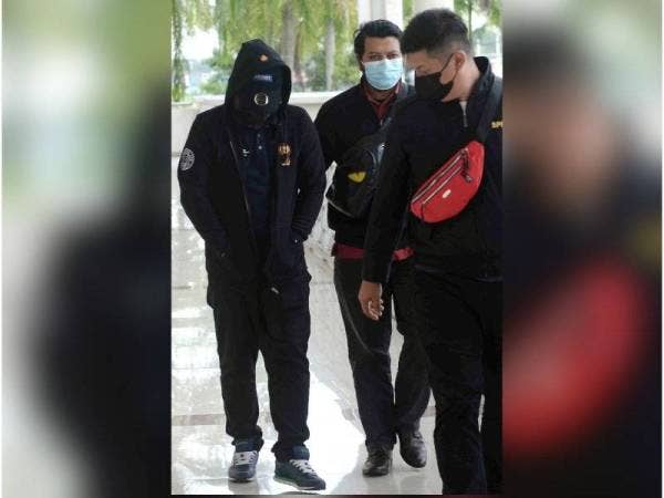 Seorang pembantu penguat kuasa Jabatan Pengangkutan Jalan (JPJ) (kiri) hari ini mengaku tidak bersalah di Mahkamah Sesyen atas lima pertuduhan menerima suapan berjumlah RM1,600 pada 2018. Foto Bernama