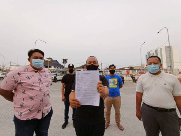 Muhammad Sheith bersama barisan pimpinan AMK Perak menunjukkan laporan polis yang dibuat di IPD Ipoh pada Khamis.