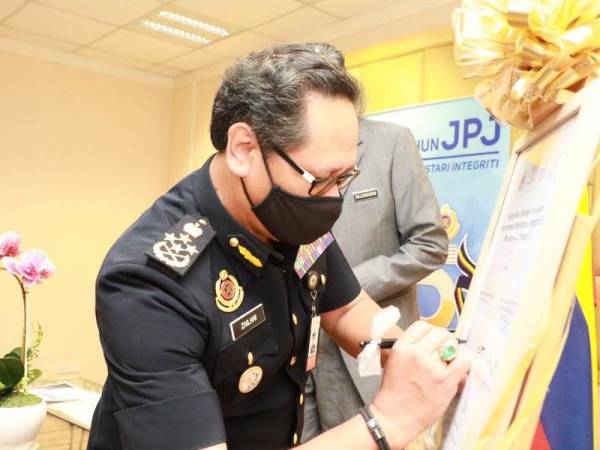 Ketua Pengarah JPJ, Datuk Zailani Hashim semasa menandatangani persefahaman tersebut.