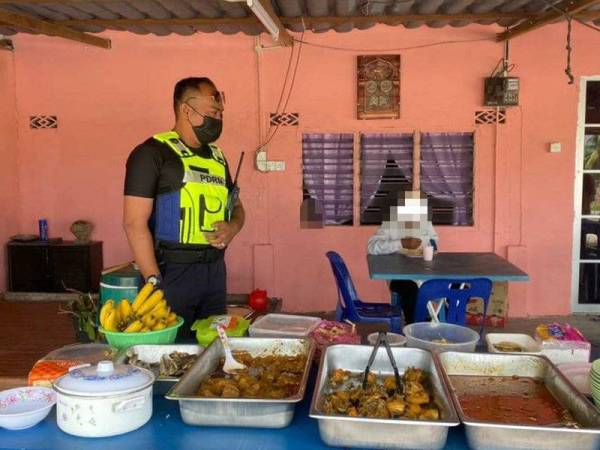 Seorang anggota polis memeriksa majlis perkahwinan di sebuah rumah di Kampung Padang, Mukim Gajah Mati, Pokok Sena pada Khamis. - Foto PDRM Kota Setar