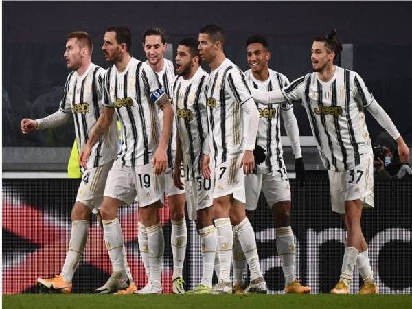 Cristiano Ronaldo bersama Hamza Rafia (tengah) selepas pemain tersebut meledak jaringan ketika menentang Genoa pada saingan Piala Itali, 31 Januari lalu. - Foto AFP