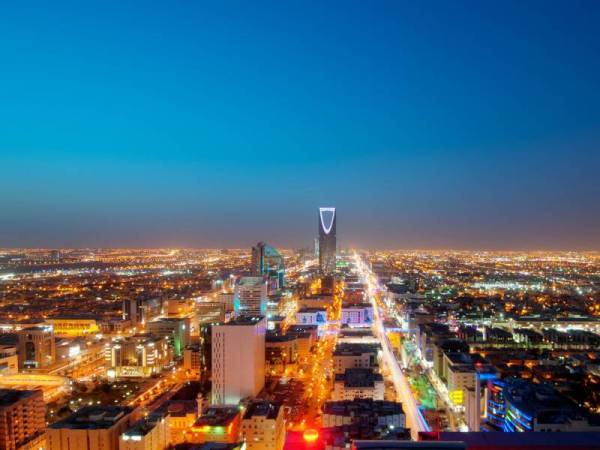 Pemandangan pada waktu malam di Riyadh, Arab Saudi - Foto 123RF