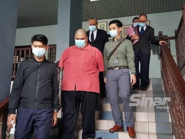 Mohd Zamry (depan dua kanan) tidak mengaku salah di Mahkamah Sesyen pada Jumaat.