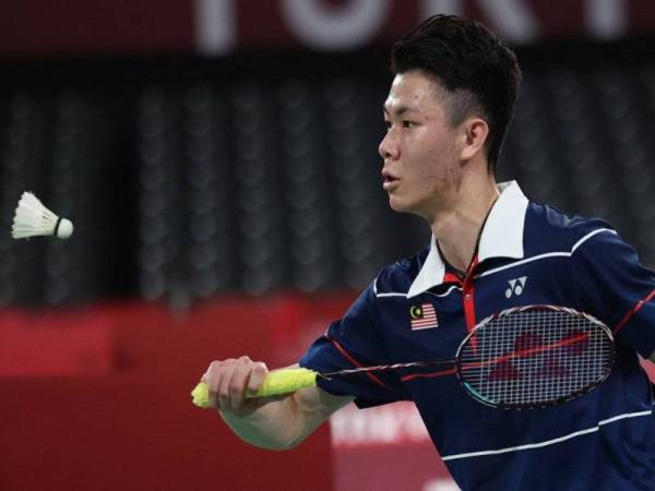 Aksi pemain badminton perseorangan negara Lee Zii Jia ketika menentang pemain perseorangan Perancis, Brice Leverdez pada perlawanan peringkat kumpulan M pada temasya Olimpik Tokyo 2020 di Mushashino Sports Plaza.- Foto Bernama