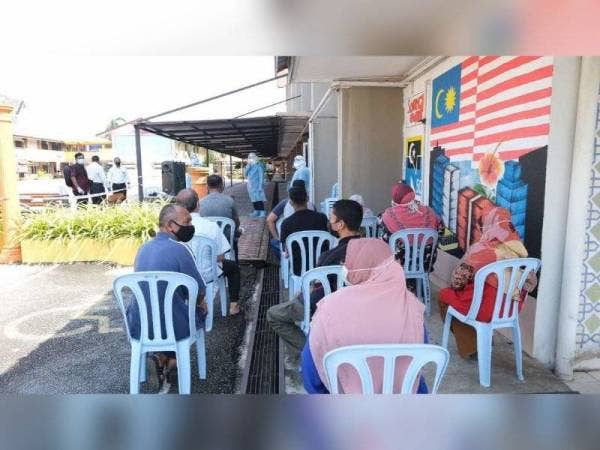 Sebahagian penduduk daripada dua kampung di Kuala Nerus yang perlu menjalani saringan Covid-19. Foto: Ihsan FB Hishamuddin Abdul Karim