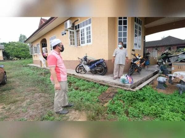 Hishamuddin (kiri) menyampaikan sumbangan kepada penduduk yang terpaksa di kuarantin di Kampung Banggol Tok Jiring dan Kampung Wakaf Tembesu di Kuala Nerus. Foto: Ihsan FB Hishamuddin Abdul Karim