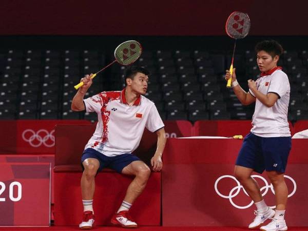 Wang Yilyu dan Huang Dongping menewaskan pilihan nombor satu dunia, Zheng Siwei dan Huang Yaqiong. - Foto Reuters