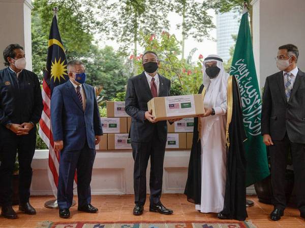 Hishammuddin Tun Hussein (tiga dari kiri) menerima bantuan Covid-19 dari Dr Mahmoud Hussien di ISIS hari ini. Hadir sama Dr Adham (dua dari kiri) dan Khairy Jamaluddin (kiri). - Foto Bernama