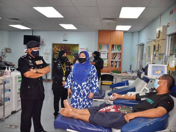 Shaharon Anuar diberi penerangan oleh Pengarah Pusat Darah Negara, Dr Noryati Abu Amin.