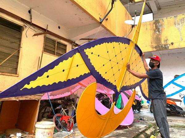 Pembuat wau tradisional Kelantan dikenali sebagai Wau Puyuh, Mohd Nasru Aiman Mohd Zu. -Foto Bernama