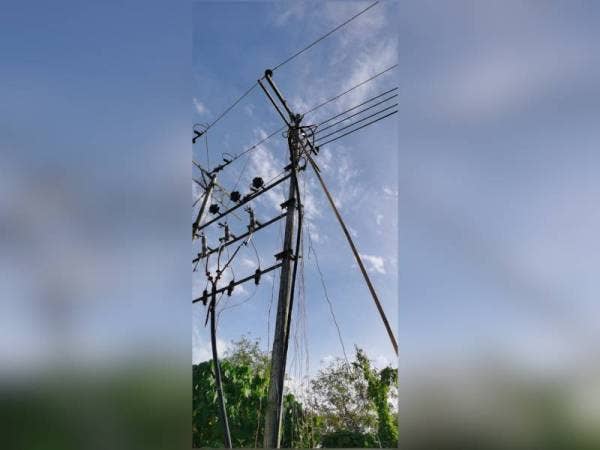 Penyambungan elektrik dikesan menggunakan cangkuk besi di kabel utama di kawasan setinggan Kampung Bawang, Kolombong, Kota Kinabalu.