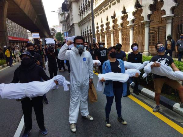 Hampir 200 peserta perhimpunan keluar dan #lawan berhimpun berhampiran Dataran Merdeka di sini.