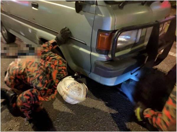 Bomba menggunakan peralatan khas untuk mengeluarkan mangsa dari bawah van.