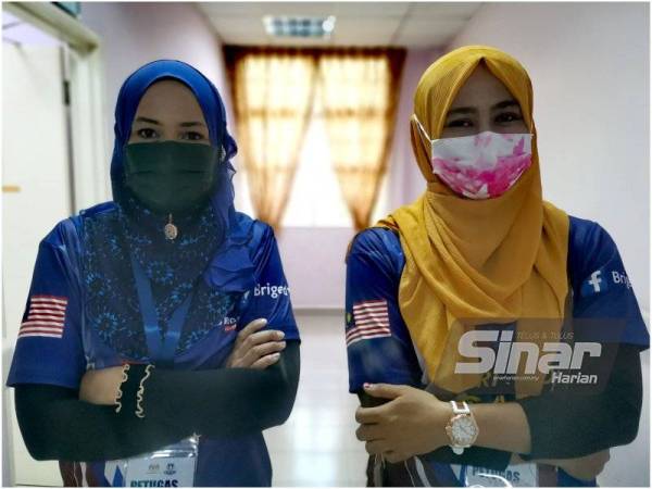Intan Mardiana (kanan) dan Norbaizura berbangga kerana dapat berkhidmat sebagai sukarelawan PPV.