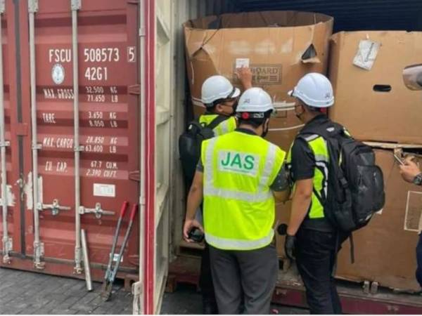 Sebanyak dua buah kontena ditahan dan diperiksa pasukan penguatkuasa JAS Selangor di Pelabuhan Barat, Klang, pada Jumaat.