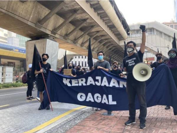 Hampir 400 peserta perhimpunan keluar dan #lawan berhimpun berhampiran Dataran Merdeka, pada Sabtu.