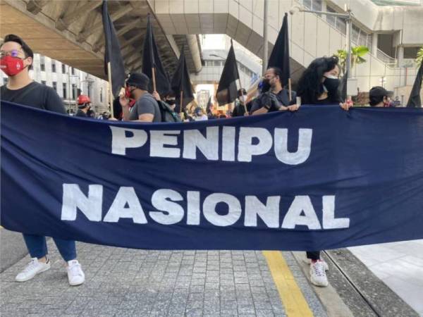 Peserta perhimpunan keluar dan #lawan berhimpun berhampiran Dataran Merdeka sambil membawa sepanduk, pada Sabtu.