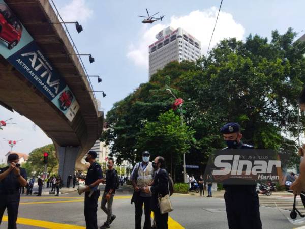 Mohamad Zainal memantau perhimpunan 'Keluar dan #Lawan' di Dataran Merdeka pada Sabtu.