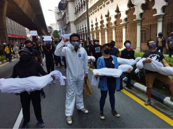 Hampir 200 peserta perhimpunan keluar dan #lawan berhimpun berhampiran Dataran Merdeka di sini.