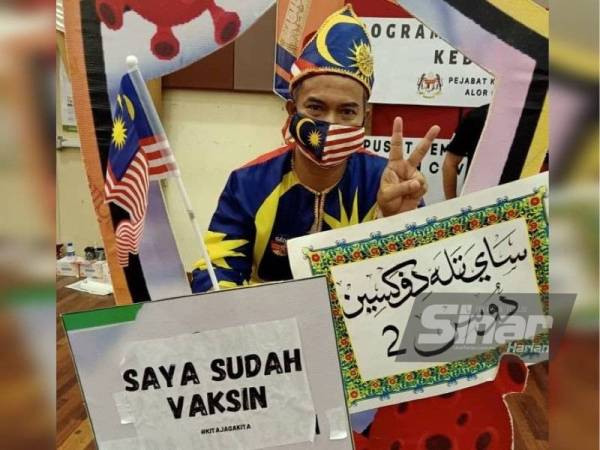 Md Rahim berbusana Jalur Gemilang selepas berjaya mengambil dos kedua di PPV UiTM Lendu pada Sabtu.