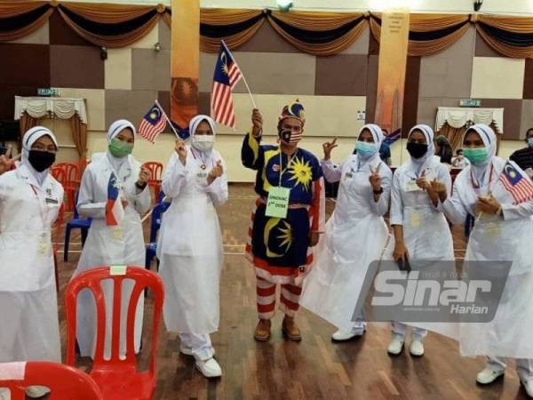 Md Rahim bergambar bersama sebahagian jururawat yang bertugas di PPV UiTM Lendu pada Sabtu.