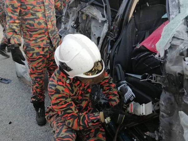 Anggota bomba mengeluarkan seorang lelaki yang tersepit selepas terlibat dalam kemalangan membabitkan tiga kenderaan di Kilometer 1 Jalan Mersing-Endau berhampiran pekan Endau, Mersing, pada Sabtu.