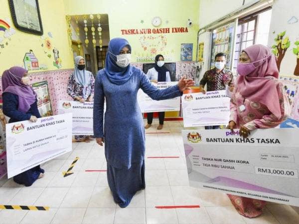 Rina beramah mesra bersama pengusaha dan wakil Taska Nur Qasih Ixora, Normah Hasan (kanan) yang menerima bantuan di bawah Pakej Pelindungan Rakyat dan Pemulihan Ekonomi (PEMULIH) hari ini.
- Foto Bernama