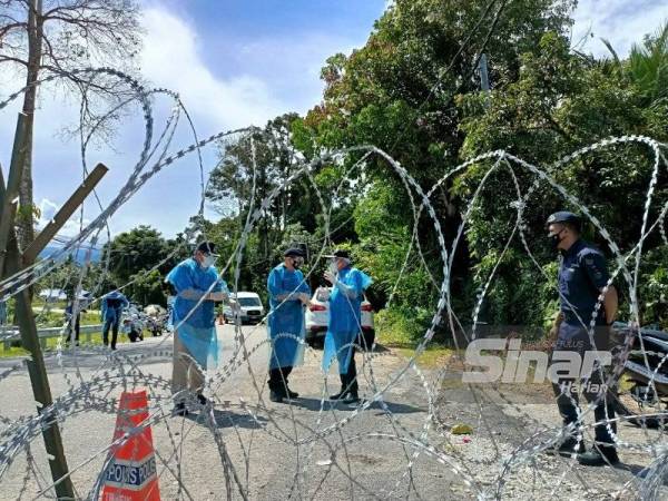 Hamzah (tiga dari kiri) mengadakan lawatan ke empat lokaliti di DUN Selama yang dikenakan PKPD bagi menyampaikan sumbangan kotak makanan melalui Op Bantu.