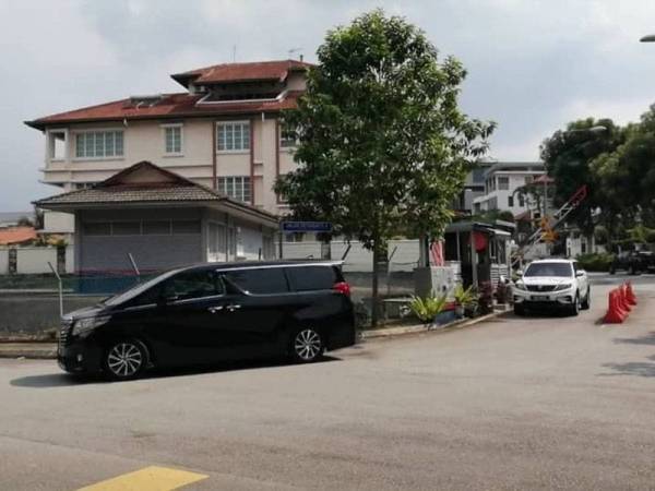 Kenderaan dipercayai membawa PM dilihat keluar dari kediamannya pada jam 3.40 petang.