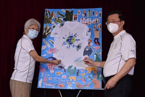 Kon Yeow dan Chong Eng merasmikan Hari Keluarga Pulau Pinang 2021 Edisi Ketiga secara dalam talian di Komtar pada Sabtu.