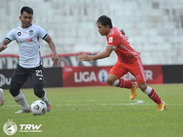 Natanael Ringo (kanan) cuba merampas bola daripada kawalan pemain TFC II pada aksi Liga Primier di Stadium Sultan Muhammad IV pada Sabtu. - Foto TRW
Foto: Ihsan TRW Kelantan FC