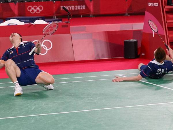 Regu lelaki negara Aaron Chia dan Soh Wooi Yik meraikan kemenangan ketika menentang regu lelaki dari Indonesia Mohammad Ahsan dan Hendra Setiawan pada perlawanan penentuan tempat ketiga dan keempat di Temasya Olimpik Tokyo 2020 di Mushashino Sports Plaza hari ini. - Foto Bernama