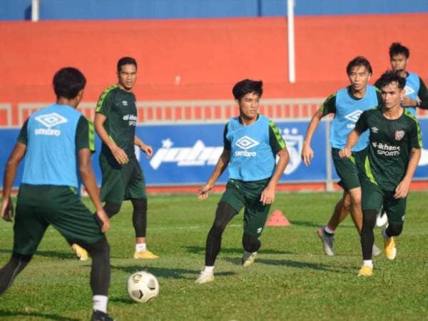 Pemain-pemain Kelantan United giat menjalani latihan sebagai persediaan menentang JDT II di Larkin. - Foto Kelantan United Football Club