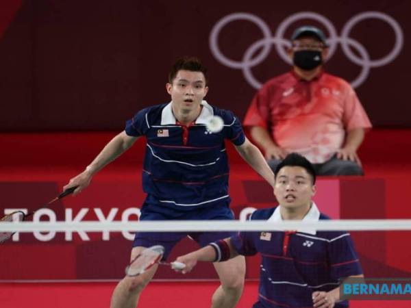 Aksi beregu lelaki negara, Aaron Chia dan Soh Wooi Yik ketika menentang beregu lelaki dari Indonesia, Mohammad Ahsan dan Hendra Setiawan pada perlawanan penentuan tempat ketiga dan keempat di temasya Olimpik Tokyo 2020 di Mushashino Sports Plaza pada Sabtu. - Foto Bernama