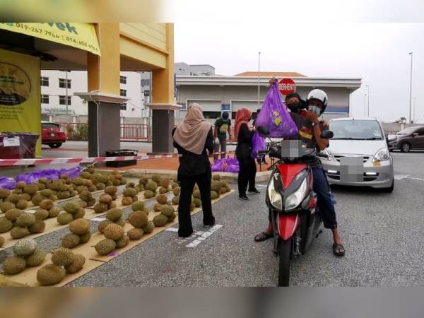 500kg durian percuma diagihkan kepada orang ramai di premis perniagaan Durian 2.5K Musang King di Ladang, Kuala Terengganu.
